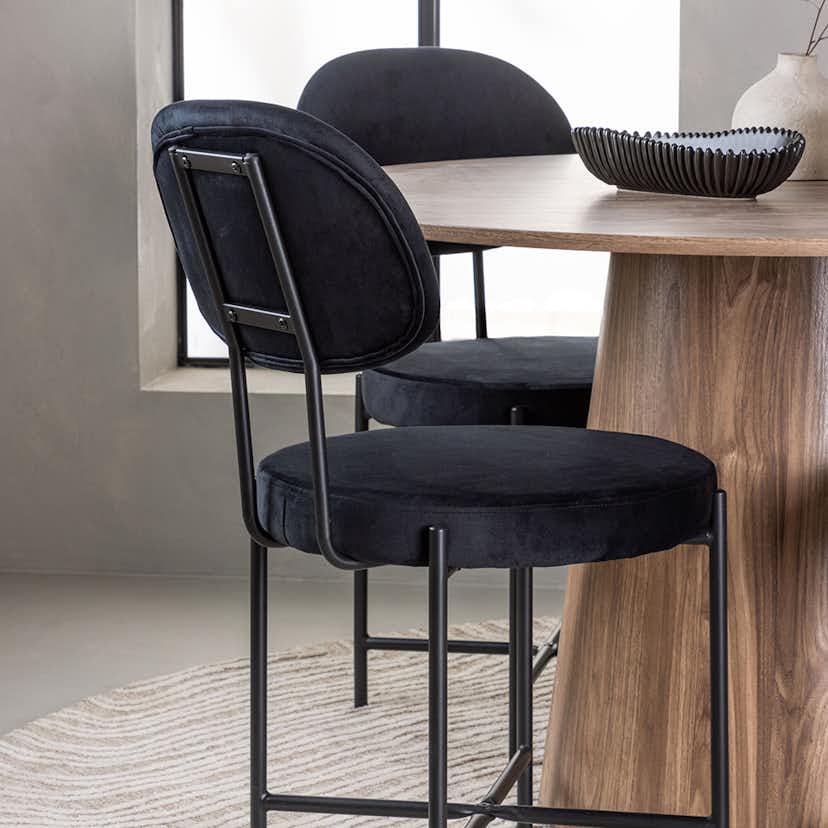 runt köksbord med stolar